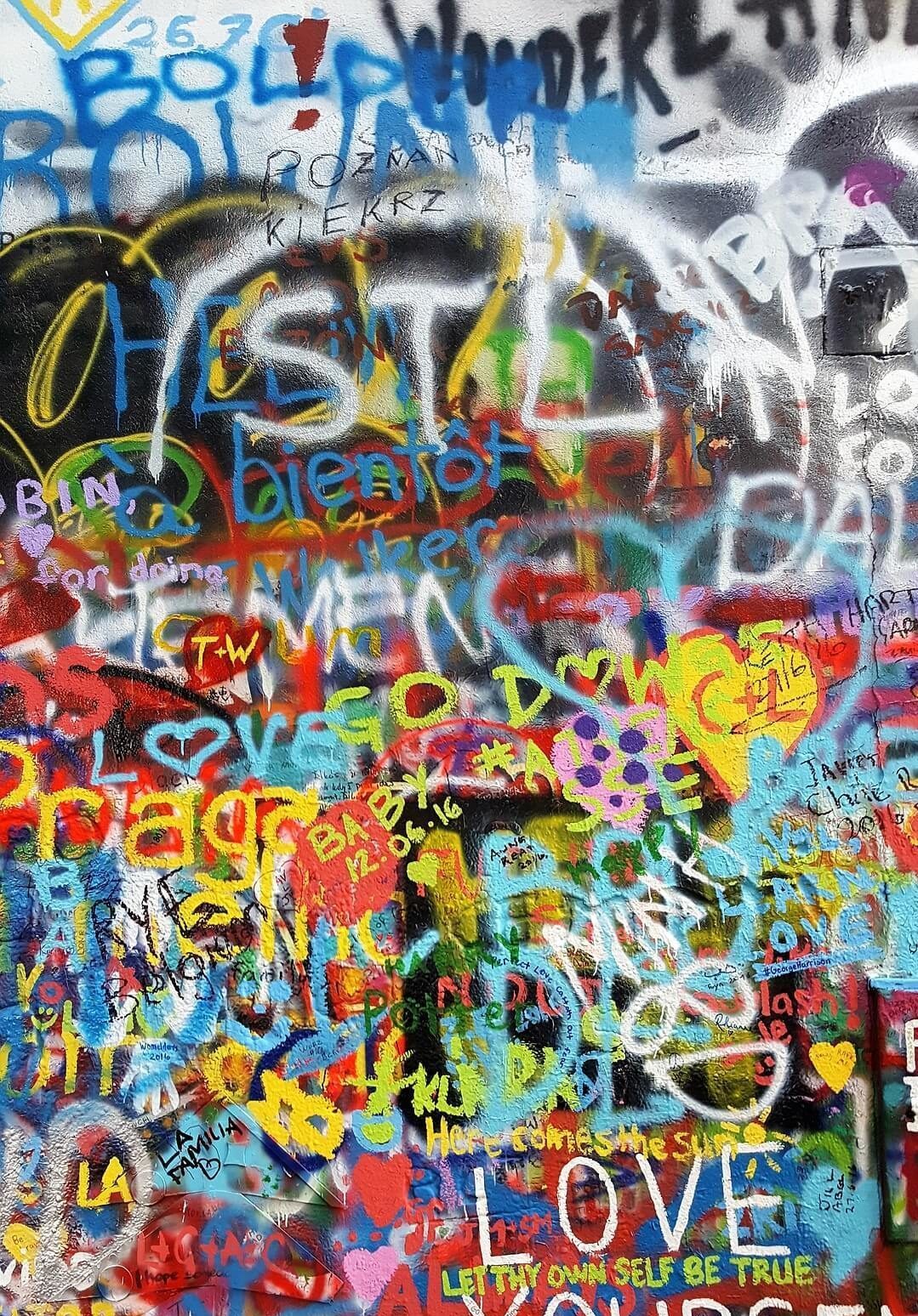 festival-clown-hors-piste-graffiti-john-lennon-wall
